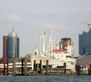 Landungsbrücken Richtung Speicherstadt