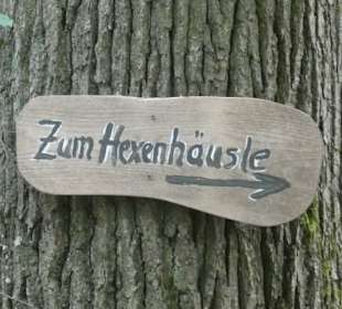 Wegweiser zum Hexenhäusle im Weiler Neuhausen