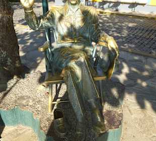 Bronzefigur an der Uferpromenade