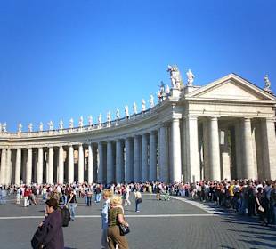 Lange Schlange vor dem Eingang