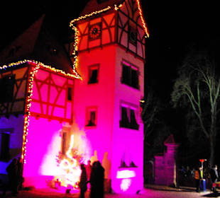 Haupthaus beleuchtet