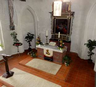 Der Altarbereich der Kirche