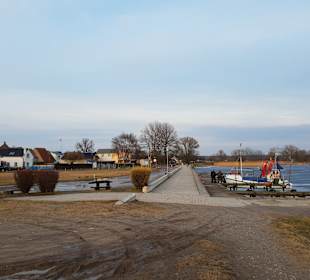 Am Hafen mit Eis am Ufer