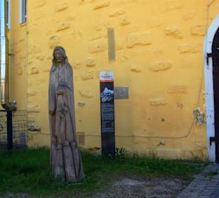 Am Eingang mit Info-Tafel