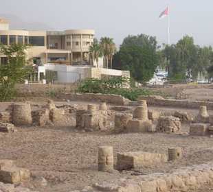 Steine und einige Grundmauern von Ayla