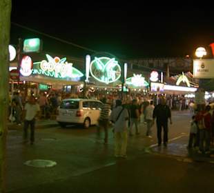 Die berühmte Schinkenstraße bei Nacht