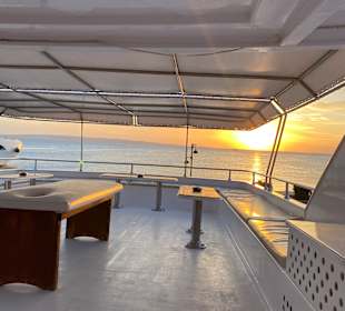 Schöner Sonnenaufgang vom Schiff aus