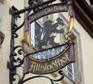 Das Schild über dem Eingang des Altstadthofes