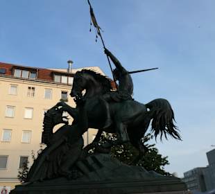 St. Georg vor der Brauereigaststätte Georgbräu