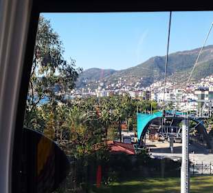Blick aus der Seilbahn zum Park und dem Hotel