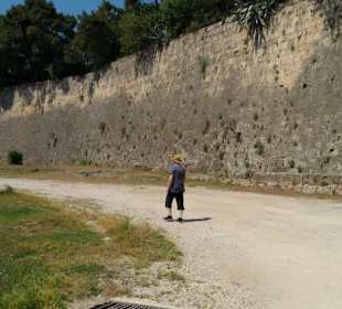 Im Festungsgraben zwischen den Mauern