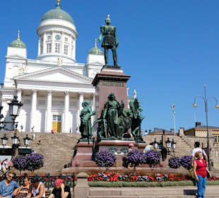 Dom von Helsinki und Zarendenkmal