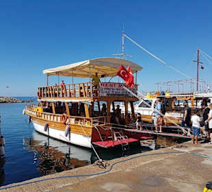 Ausflugschiff im Hafen von Side