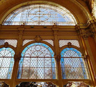 Am Haupteingang die Fenster