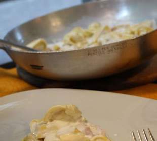 Tortellini in der Pfanne serviert