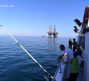 Bohrinsel und Angler