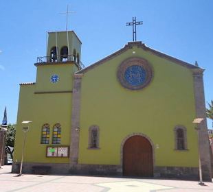 Kirche an der Einkaufsstraße