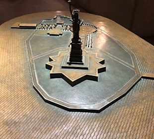 Kupfermodell im Sockel