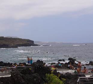 Schwimmbad im Vulkangestein