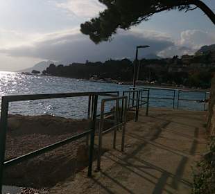Wanderung entlang der Promenade von Brela
