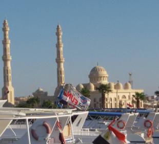 An der neuen Marina fährt das Boot los