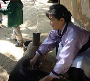 Frau im Hanbock beim Spinnen
