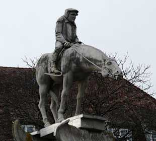Top sculpture of the fountain with the old ladies