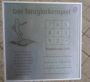Am Tanzglockenspiel das Magdeburger Lied spielen