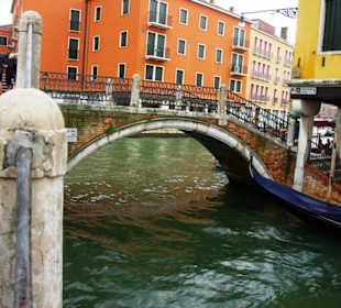 Erste Übergangsbrücke