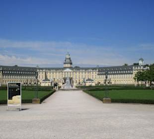 Frontansicht des Karlsruher Schlosses.