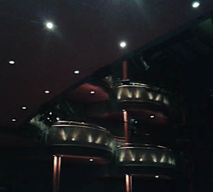 Blick auf die beleuchteten, ungenutzten Balkone