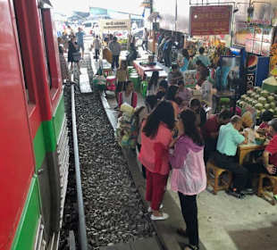Maeklong Railway Market aus dem Zug heraus