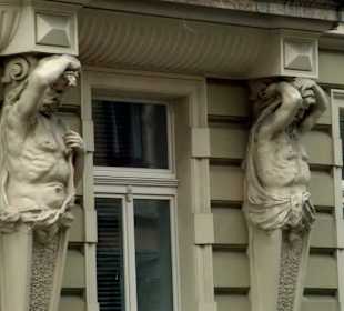 Ulica Wilcza - atlanci "podtrzymujący" balkon