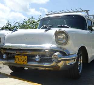 Oldtimer auf dem Parkplatz des Pueblos