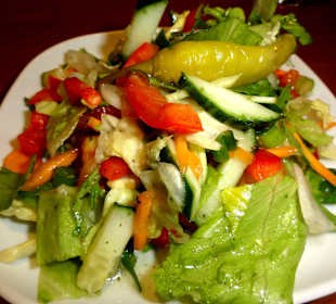 Vorspeisensalat im Restaurant Lokanta