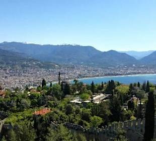 Wunderschöne Aussicht von der Burg auf Alanya