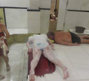 Seifenwaschung und Peeling im Hamam