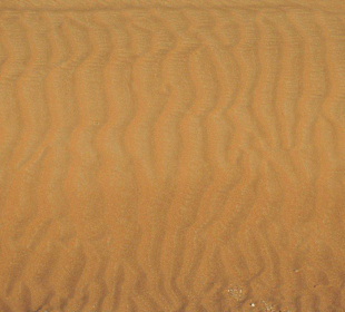 Wellenmuster im Sand