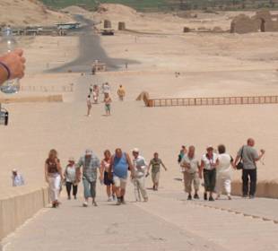 Riesieger Treppenaufgang zum Hatschesupt Tempel