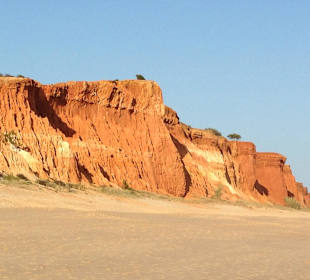 Unberührter breiter Sandstrand