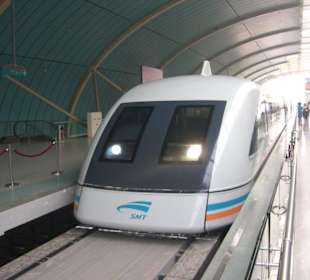 Transrapid im Bahnhof Pudong