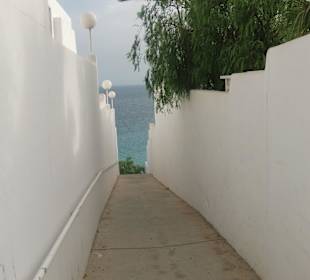 Weg über die Treppen vom Strand hoch