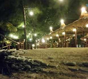 Restaurant 100 Meter rechts am Strand