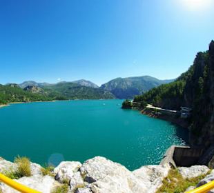 Der Staudamm selbst in voller Pracht