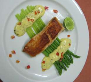 Lachs-steak auf Spargeln