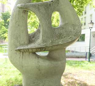 Abstrakte Plastik Inborn Power hinter dem Landtag