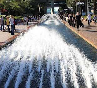 Wasserspiele im Hafenviertel
