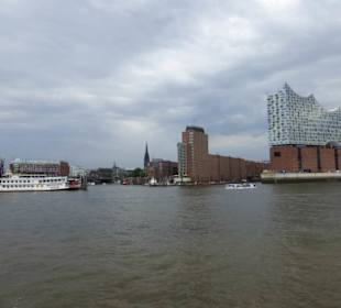Blick bei Hafenrundfahrt zur Elbhilharmonie