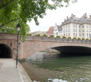 Auf dem Spaziergang am Ufer des Kanals