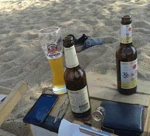 Kistchen als Tische im Sand